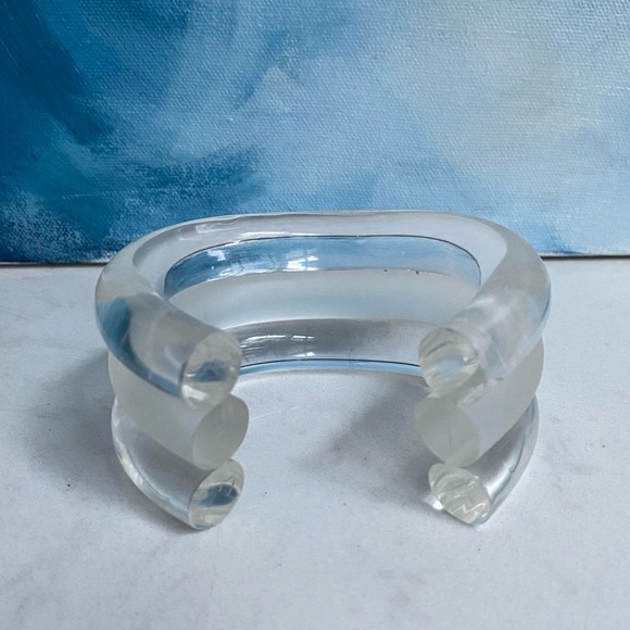 80s VTG JUDITH HENDLER Clear &Translucent White Lucite Cuff Bracelet Signed - Picture 5 of 6